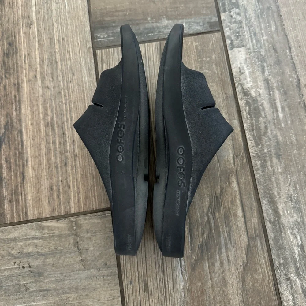 Oofos OOahh Slide Sandal in Black size Women’s 10 or Men’s 8